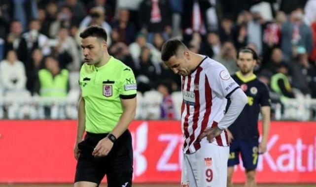 Sivasspor - Fenerbahçe maçındaki penaltı pozisyonuna hakem yorumcuları ne dedi
