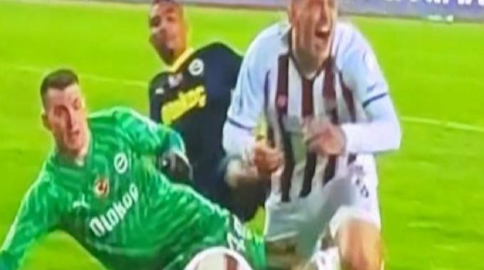Sivasspor - Fenerbahçe maçındaki penaltı pozisyonuna hakem yorumcuları ne dedi
