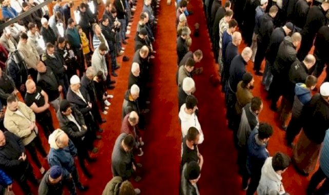 Camiler son teravih namazı için doldu