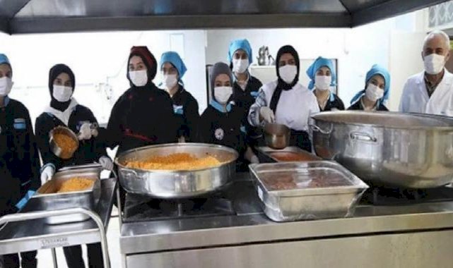 Elazığ'da anaokulu öğrencilerinin yemeğini kız meslek liseliler yapıyor