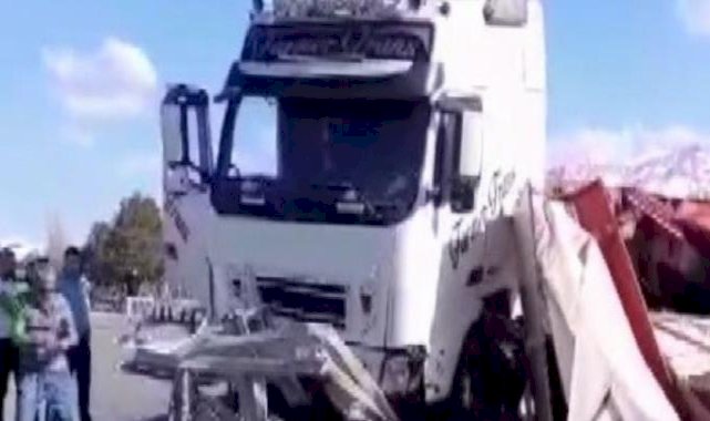 Erzurum karayolunda tır devrildi, yol uzun süre ulaşıma kapandı