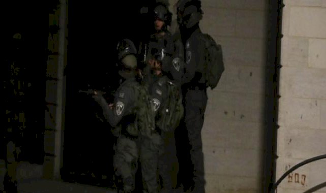 İsrail askerleri Batı Şeria'da 40 Filistinliyi gözaltına aldı