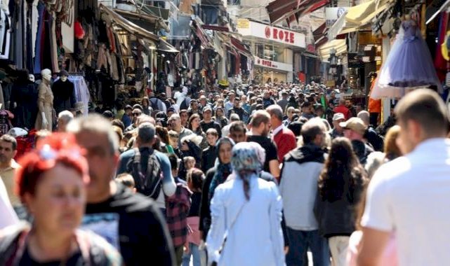 İstanbul'da arefe yoğunluğu! Alışveriş için Eminönü'ne akın ettiler