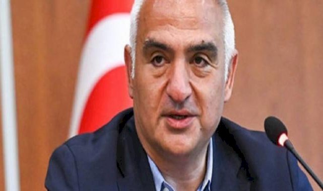 Mehmet Nuri Ersoy, 23 Nisan'da tekmeli saldırıya uğrayan çocuğa mektup ve hediye gönderdi