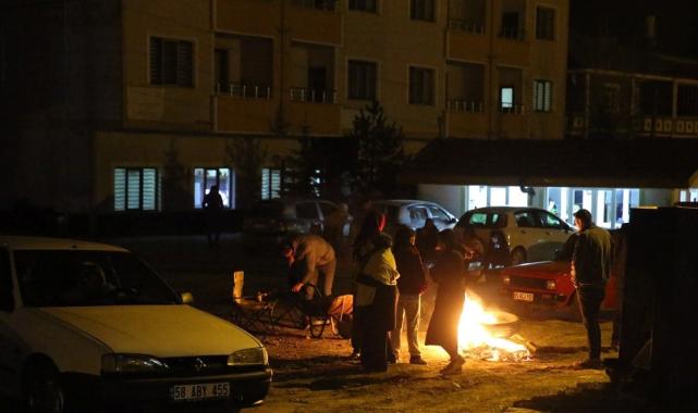 Tokat'ta 4.7 deprem nedeniyle halk gece boyunca sokakta bekledi