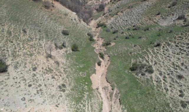 Tokat'ta kırılmanın olduğu fay hattı görüntülendi