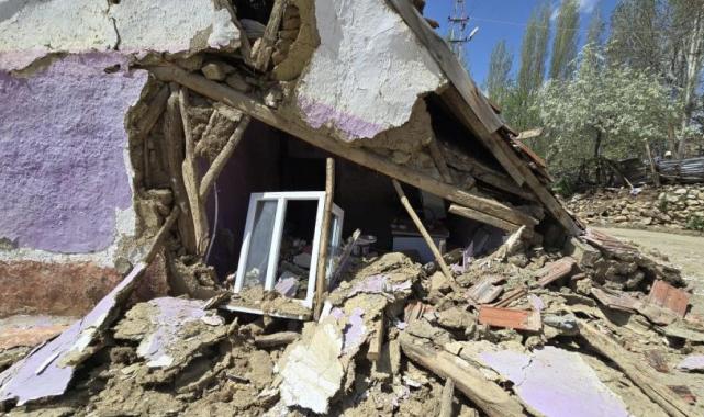 Tokat'ta kırılmanın olduğu fay hattı görüntülendi