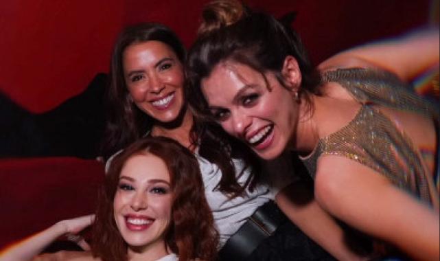 Ünlü oyuncu Özge Özpirinçci'ye arkadaşlarından özel doğum günü partisi!