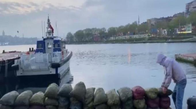 Üsküdar'da 1 buçuk tonluk kaçak midye baskını