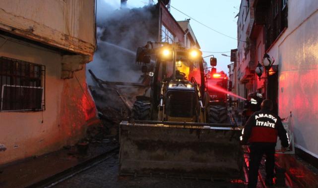 Amasya'da tarihi konakta yangın: Alevler çevredeki binalara sıçradı