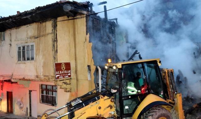 Amasya'da tarihi konakta yangın: Alevler çevredeki binalara sıçradı
