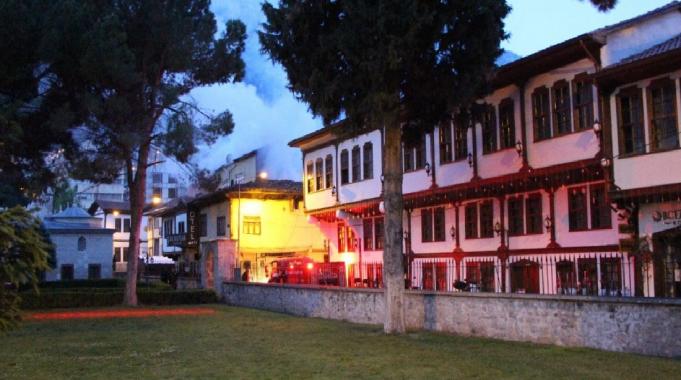 Amasya&#039;da tarihi konakta yangın: Alevler çevredeki binalara sıçradı