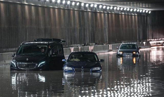 Ankara'da sağanak, trafiği ve hayatı felç etti