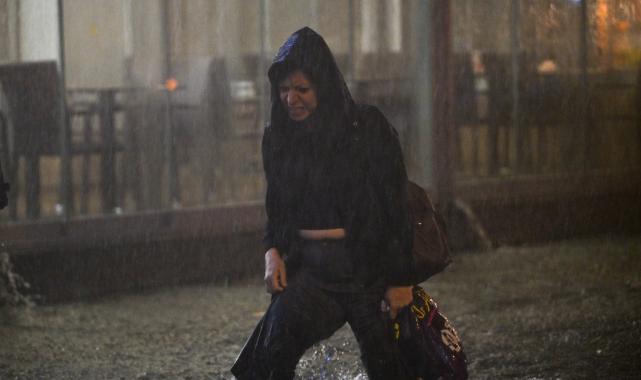 Ankara'da sağanak, trafiği ve hayatı felç etti