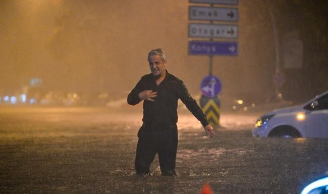 Ankara'da sağanak, trafiği ve hayatı felç etti
