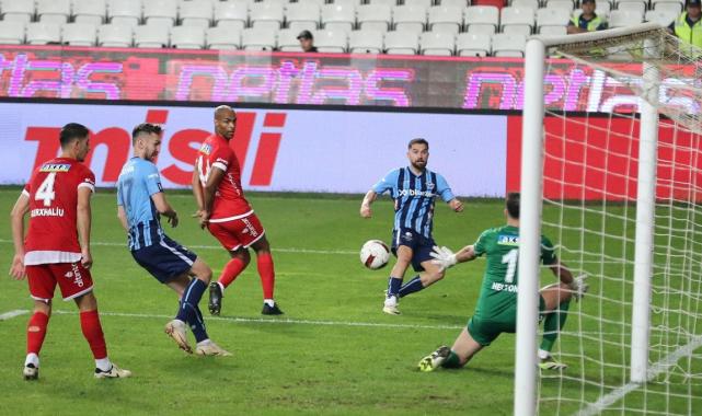 Antalyaspor, evinde Adana Demirspor'u yendi