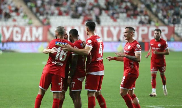 Antalyaspor, evinde Adana Demirspor'u yendi