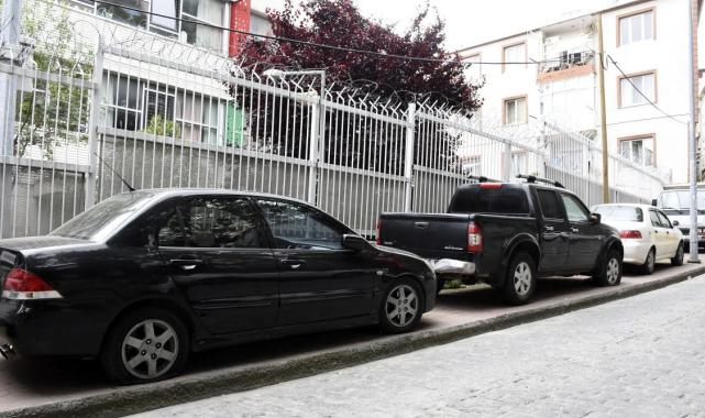 Beyoğlu'nda park halindeki 11 aracın lastiği bıçakla patlatıldı