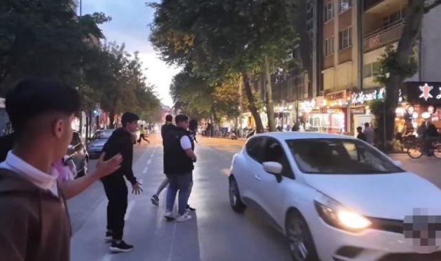 Bursa'da Fenerbahçeliler, Galatasaray taraftarına saldırdı