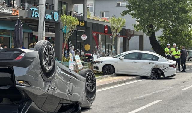 Bursa'da park halindeki otomobile çarpan araç takla attı