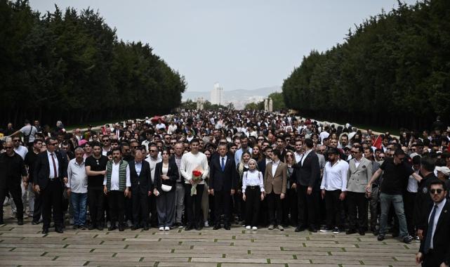CHP'nin Büyük Gençlik Yürüyüşü: Özgür Özel, iktidar olma sözü verdi