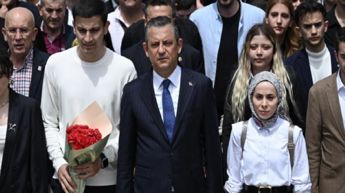 CHP&#039;nin Büyük Gençlik Yürüyüşü: Özgür Özel, iktidar olma sözü verdi