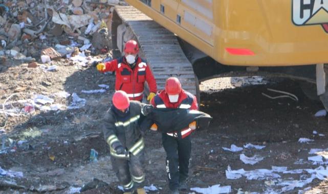 Diyarbakır'da depremde yıkılan Hisami Apartmanı davasında sanıklar hakim karşısına çıktı