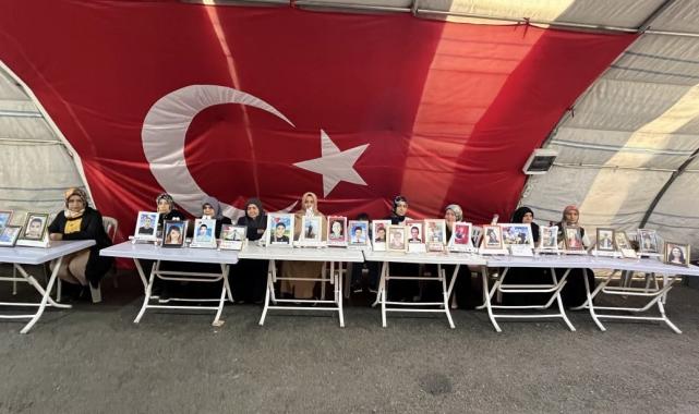 Diyarbakırlı aileler Anneler Günü'nde de evlat nöbeti tuttular