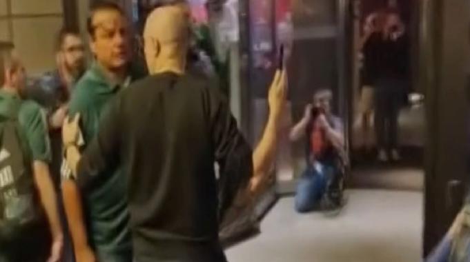 Ergin Ataman’la Fenerbahçeli taraftarlar arasında küfürlü tartışma