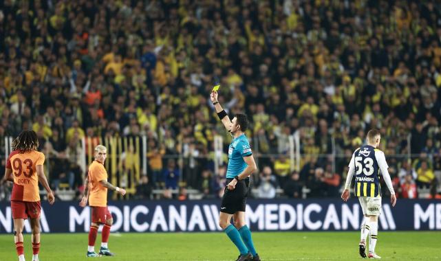 Galatasaray - Fenerbahçe derbisinde kartlar havada uçuşuyor