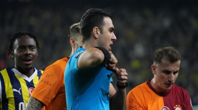 Galatasaray - Fenerbahçe derbisinde kartlar havada uçuşuyor