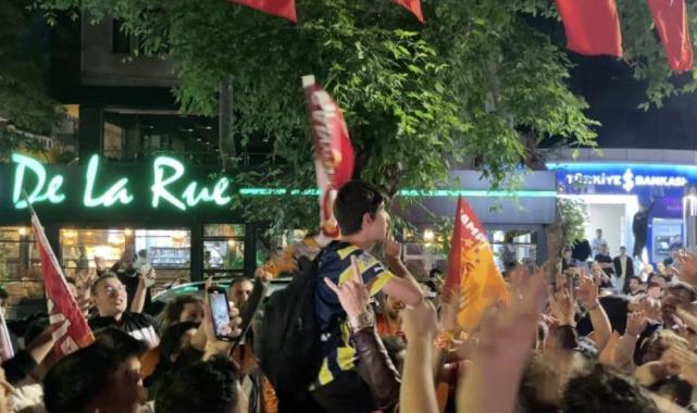 Galatasaray taraftarı, şampiyonluk sevincini tüm yurtta yaşadı