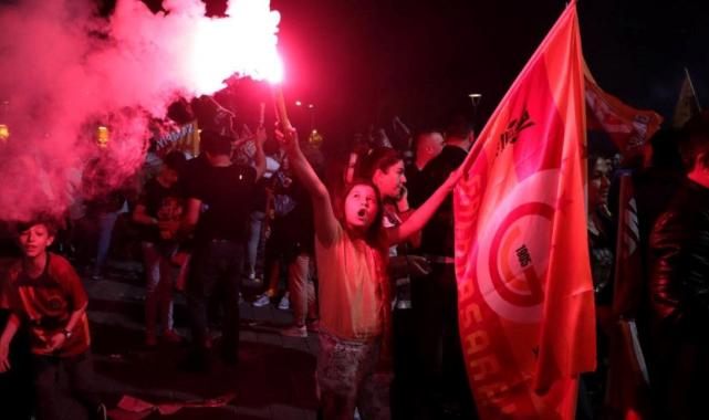 Galatasaray taraftarı, şampiyonluk sevincini tüm yurtta yaşadı