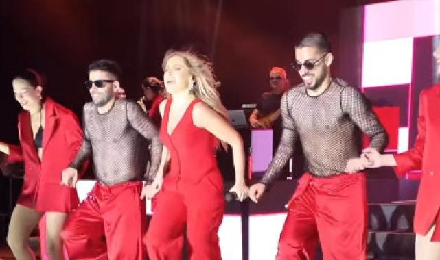 Hadise'nin Diyarbakır konseri! Sahnede halay çekti