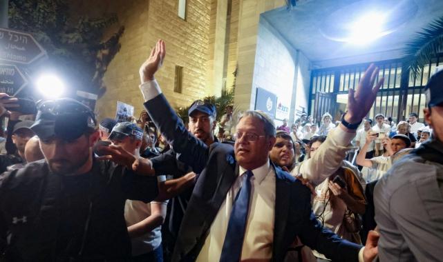 İsrailli bakan Ben-Gvir İsrail halkına silah çekti