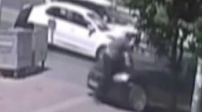İstanbul Avcılar'da kazaya karışan otomobil savrularak yayaya çarptı
