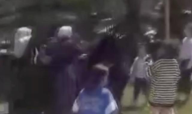 İstanbul Esenyurt'taki çocuk kavgasına anneler karıştı, bir genç kadın kafa atılıp darp edildi