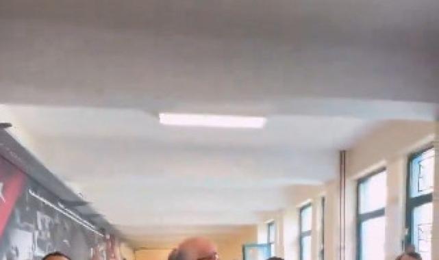 İstanbul'da 45 yıllık öğretmene öğrencilerinden duygusal veda