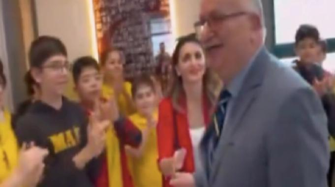 İstanbul&#039;da 45 yıllık öğretmene öğrencilerinden duygusal veda