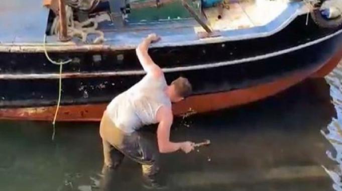 İstanbul'da yasa dışı avlanırken yakalanınca teknesine çekiçle vurdu