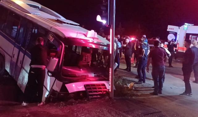 Kırıkkale'de yolcu minibüsü ile otomobil çarpıştı: 22 yaralı