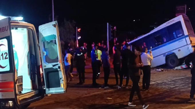 Kırıkkale&#039;de yolcu minibüsü ile otomobil çarpıştı: 22 yaralı