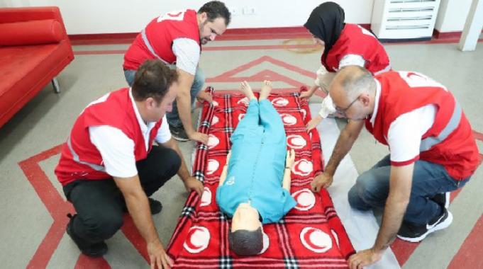 Kızılay her evde bir ilk yardımcı hedefine eğitimlerle yaklaşıyor