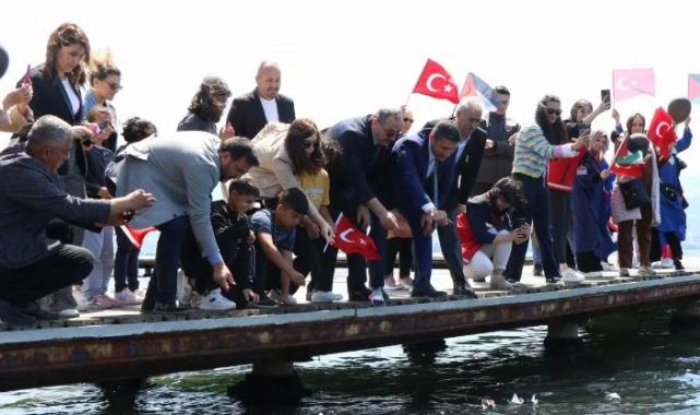 Kocaeli'den 'büyük aile' mesajı... Denize kağıttan gemiler bırakıldı
