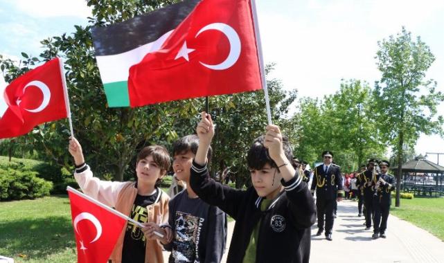 Kocaeli'den 'büyük aile' mesajı... Denize kağıttan gemiler bırakıldı