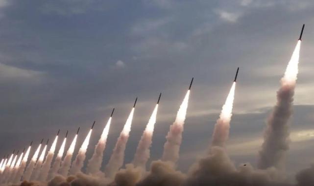 Kuzey Kore lideri Kim, çok namlulu roketatar tatbikatında