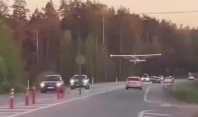 Letonya’da küçük uçak otoyola acil iniş yaptı