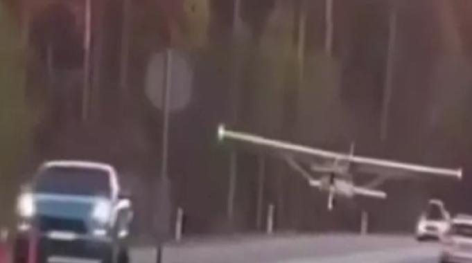 Letonya’da küçük uçak otoyola acil iniş yaptı