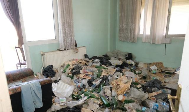 Manisa'da yaşlı adamın kaldığı evden 1 kamyon çöp çıkarıldı