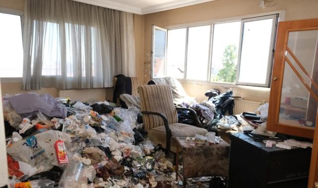 Manisa'da yaşlı adamın kaldığı evden 1 kamyon çöp çıkarıldı